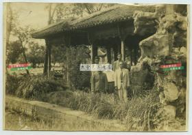 1941年6月8日，伪满洲国营林局高官在杭州西湖视察留影老照片，尺寸为15.9X11厘米。东北林业管理人物历史