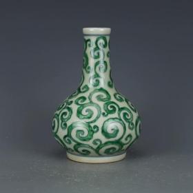 明绿彩卷草纹花瓶