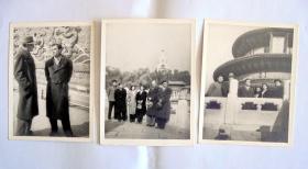 50年代老照片 三张  两对中国夫妻与两个国外友人参观北京北海、天坛  （长10.8厘米，宽8.3厘米)