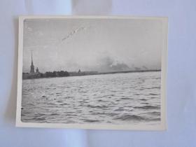 民国或50年代外国老照片  海面 硝烟 远方建筑 （长12厘米，宽9厘米)