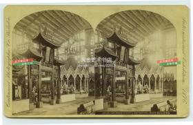 1876 年美国历史上的第一次世界博览会, 美国费城世博会的大厅，大清国展区中式牌楼建筑入口。中国是参展国之一，但没有独立的中国馆建筑，在主展厅中拥有“大清国”展区。