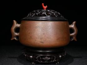 清代-老铜铸造对称双耳香薰炉 规格：高17cm 耳距18.5cm 重1915g 藏品取老铜铸造，铜质精良厚实，器形端庄，搭配紫檀木底座与炉盖，镂空技法高超，器呈对称双耳，线条流畅，做工一流，皮壳包浆老道，款识乾清宫宝，陈列精品！