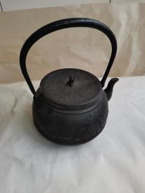 日本老铁壶     明治时期龙盛堂口大容量老铁壶。五年前自己从日本带回