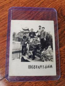 1968年游玩岳阳楼合照