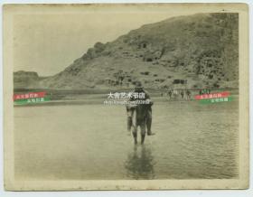 民国1917年11月5日外国考察队在河南省洛阳市龙门石窟考察，借助中国当地向导渡伊河老照片