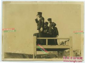 民国日军海军陆战队占领中国城镇后，海军军队长官检阅士兵老照片。15.5X11.3厘米
