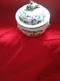 粉彩人物(童子园罐)总称(五彩人物盖罐)瓷器(茶罐)定价一对2个定价4100元。