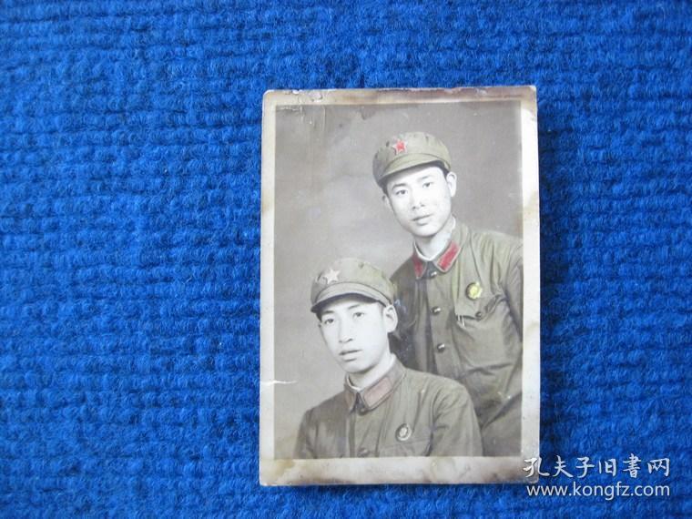 时期双人军装照，胸佩像章