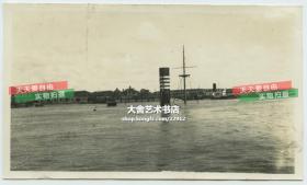 1937年淞沪抗战时期，为了阻止日军军舰长驱直入，中国国民党军队在上海黄浦江航道上自沉的汽轮轮船老照片