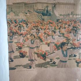 【建国十周年】文艺大队在天安门前表演孔雀舞。