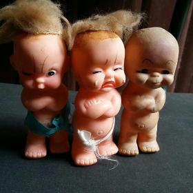 早期胶皮娃娃3个 约八十年代左右（高约12.5cm，有一个缺头发憨态可掬，十分可爱）