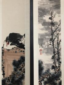 潘天寿花鸟四条屏，纸本设色绫裱立轴， 规格:画芯宽17cm高136cm×4祯 潘天寿，字大颐，号寿者，出生于浙江省宁海县，毕业于浙江省立第一师范学校，现代著名画家、美术教育家。其擅画花鸟、山水，兼善指画，亦能书法、诗词、篆刻，鹰是画家钟爱的创作题材，因为鹰具有刚健强悍、翱翔搏击、神态威猛、器宇轩昂的风采和高远博大的精神境界。