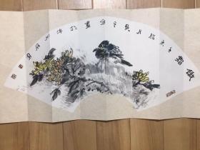 手绘 扇面一幅。原匣 有清华大学美术学院字样。具体画家不明。摊开尺寸：94*32cm，扇面63*32cm。小几十年历史。