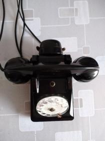胶木电话的始祖、外国、古董、二战时期爱立信U43 电话机。1943年由爱立信在法国生产的U43，当时由于战争的消耗，钢材作为重要的战略物资收到国家保护，所以爱立信在法国率先使用了胶木作为原料制作电话外壳，而这一做法在后来的几十年中被全球各家电话公司纷纷效仿。直到1960年，U43一直是法国的标准电话。