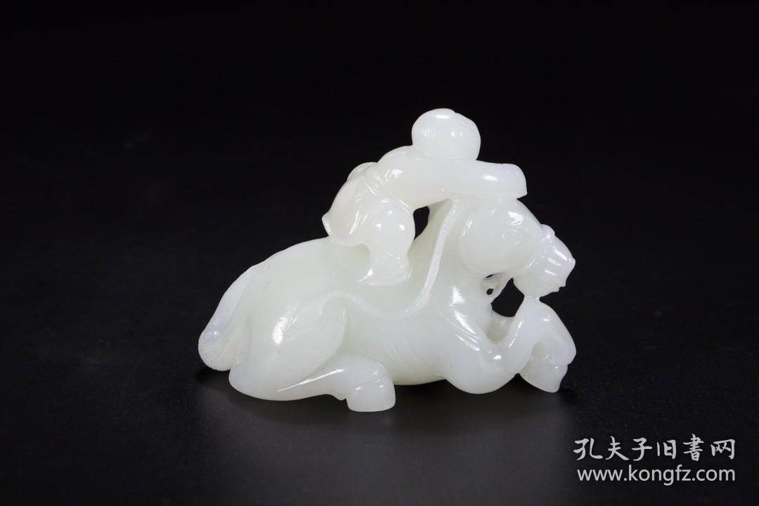 清代和田玉骑马童子把件
尺寸：长6.4cm宽2.6cm高4.7cm
重量:71.1g