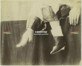 1880年代清代妇女的小脚三寸金莲特写大幅蛋白照片，尺寸为25.5X20.7厘米。