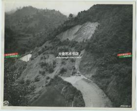 1944年9月18日大雨导致怒江边缅甸公路旁山体滑坡，切断了到中国云南龙陵县的物资交通运输老照片,25.3X20.6厘米