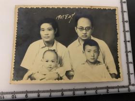 老照片 1951年知识分子家庭的全家福