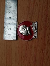 《毛主席像章，背面中国广西》，直径3厘米，N924号，新版铝像章