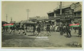 1925年5月北京街头抬结婚新娘喜轿的迎亲队伍老照片，附近豪华商铺林立，有可能是哈德门或前门大街一带