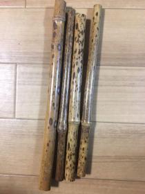 老梅鹿竹斑竹 4根。长度28-31.5cm。经年的痕迹，靠近一端结处有细微开裂。品相9–95成。说明：优质的梅鹿比湘妃竹更稀有。现在主要产于广西。梅鹿竹的斑纹真可谓天设地造，极其美丽逼真。优质梅鹿竹竹皮应为麻面，兽斑微凸起。图案极象梅花鹿或者金钱豹皮。梅鹿竹光皮的占多数，视觉效果略逊一筹。常被用于制作扇子，臂搁，笔筒等文房用具。