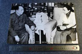 1972年12月30日毛泽东主席在北京中南海会见到访的越南外长阮氏萍老照片一张，尺寸为33.8X23厘米