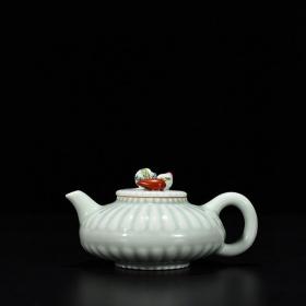 清乾隆粉青釉刮楞壶