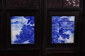 红木透空雕花框镶圆形青花山水瓷板《湖光山色》框架雕刻对联底部镶四方青花山水瓷板画大座屏