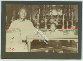 清代1900年代庚子事变时期北京大户人家祖宗祠堂中，教小孩读书的私塾先生老照片
