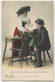 早期 1909年  空白明信片 坐木桌饮酒的民族青年男女 服饰 头饰 CARD-K171 DD