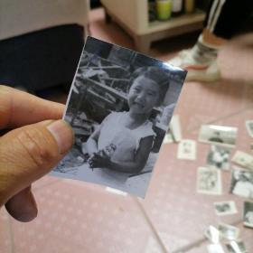 黑白照片。小女孩子 71-4