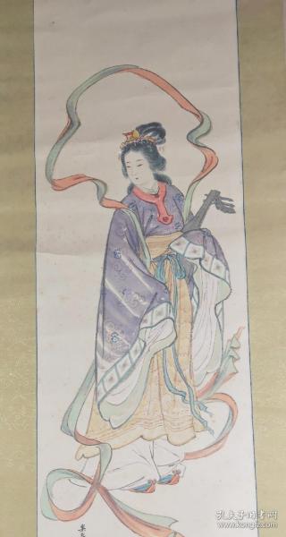 弁财天(已恭请)辩才天女妙音天佛画挂轴  纯手绘 老纸本 松堂绘 纵193Cm横45Cm 装裱古朴，有韵味，世面手绘弁才天画，很难寻到，因为拥有者必珍之重之，流出世的也基本被重金请走，因此天灵验非凡，助人福德双全，金运成就，技艺圆满，音乐，娱乐，美容等各界都尊为主神，画中弁财天衣著华丽，头戴鸟居冠，冠后如意宝珠，宇贺神将