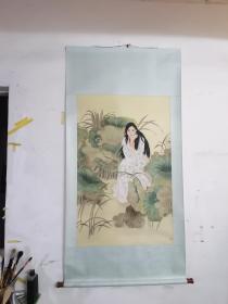 绢本工笔仕女3尺立轴，无款，自鉴，美院派。画芯110人60cm，一个收藏印章，红木轴头手绘，保证手绘。成本价，亏装裱费