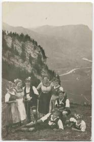 早期 1900-40s 空白明信片 /照片 山区的民族青年男女合照 服饰 风光CARD-K190 DD