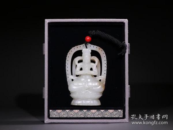 清代 和田玉籽料玉佛。 规格：高10.2cm 宽5.3cm 重70.2g。极品新疆和田籽料、镂空透雕，高浮雕背光、彩带，观音开脸精致端正，面容祥和，盘坐莲花高台之上，玉质密度一级，包浆油润如脂，品相高端。