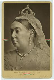 1887年英国维多利亚女王登基五十周年纪念肖像蛋白橱柜照，是第一个以“大不列颠和爱尔兰联合王国女王”和“印度女皇”名号称呼的英国君主。她在位的63年期间（1837年6月20日~1901年1月22日，是英国最强盛的所谓“日不落帝国”时期。