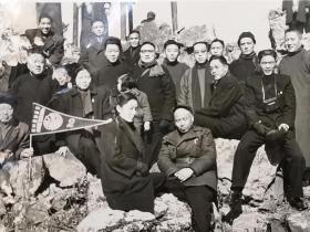 建国初期中国教育工会在苏州留园合影（旗帜上有中国教育工会字样）