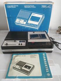 Telefunken/德律风根 MC300 背包磁带机，录放磁带机，西德制造，1975至1978年间生产，可使用电池也可接电源，配有原装电源线及包装盒。磁带的盖子有小破损，略影响开盖手感，其他一切功能正常，声音特别好听。尺寸27*7*21cm，重量2.5kg。