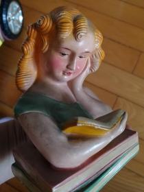 美女读书石膏像