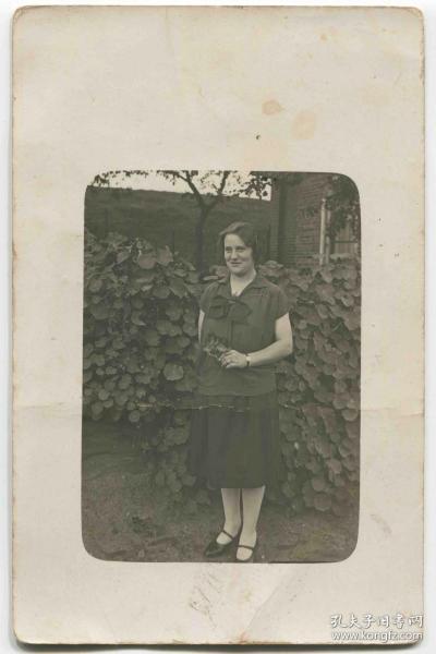 早期 1900-30s 空白明信片/老照片 墙边站立的妇女 植物CARD17 DD
