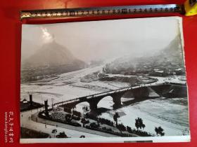 1971年出版大型革命圣地黑白照片一套(30X23厘米)
《宝塔山、延河水》