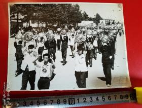 1969年，昆明市工农兵学商各界革命群众举行大型游行集会，庆祝党的