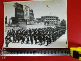 1969年，昆明市工农兵学商各界革命群众，举行大型游行聚会，大幅照片一套(三十余张，20X15厘米，每张价恪1000元，不折零