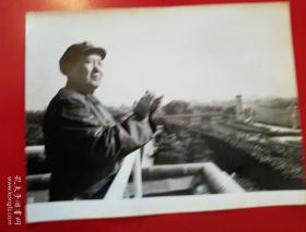 **初，毛主席在天安门城楼大幅照片(编号28)
30X23