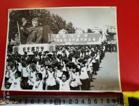 1969年，昆明市工农兵学商各界革命群众举行大型游行聚会，庆祝党的