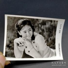 七八十年代电影演员卢山恋《张瑜》
尺寸:8 x 5.8 cm （长 x 宽）
类别: 黑白
品相: 八五品