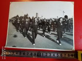 1969年，昆明各界革命群众，举行盛大的游行集会，庆祝