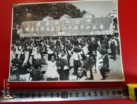 1969年，昆明市工农兵学商举行大型游行集会，庆祝党的