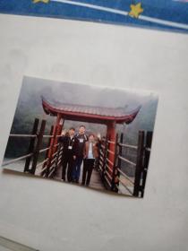 彩色照片【3人在带房檐的桥上】