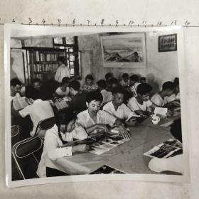 男女青年图书馆学习照（墙上学习大庆精神，推动四化建设）